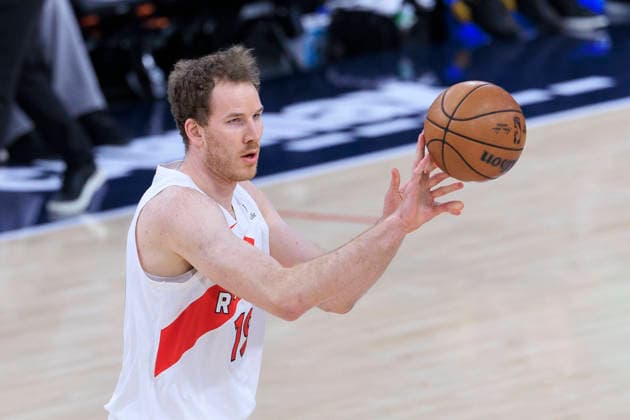 March 25, 2026, Inglewood, California, USA: Jakob Poeltl 19 of the Toronto Raptors passes the ball during regular season NBA, Basketball Herren, USA game against the Los Angeles Clippers on Wednesday March 25, 2026 at Intuit Dome in Inglewood, California. ARIANA RUIZ PI Clippers Vs. Raptors  - ZUMAp124 20260325_zaa_p124_022 Copyright: xArianaxRuizx