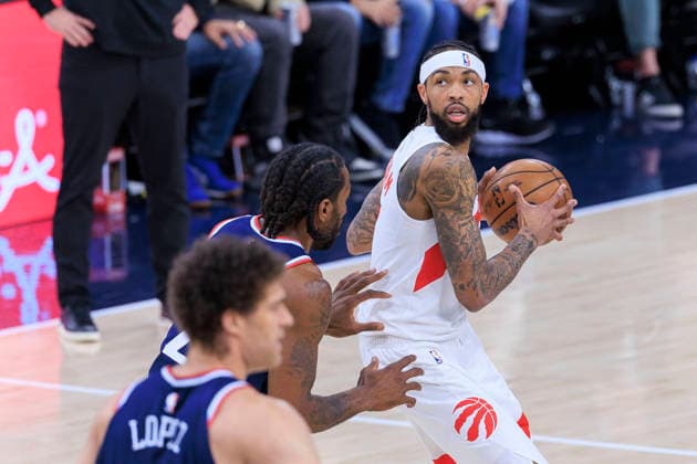 March 25, 2026, Inglewood, California, USA: Brandon Ingram 3 of the Toronto Raptors receives the ball as Kawhi Leonard 2 of the Los Angeles Clippers defends during regular season NBA, Basketball Herren, USA game on Wednesday March 25, 2026 at Intuit Dome in Inglewood, California. ARIANA RUIZ PI Inglewood USA - ZUMAp124 20260325_zaa_p124_012 Copyright: xArianaxRuizx