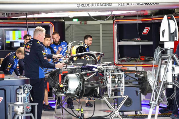 F1 - JAPANESE GRAND PRIX 2026 Red Bull Racing Ford RB22, mechanical detail mechanic, mecanicien, mechanics during the Formula 1 Japanese Grand Prix 2026, 3rd round of the 2026 Formula One World Championship, WM, Weltmeisterschaft from March 27 to 29, 2026 on the Suzuka Circuit, in Suzuka, Japan - SuzukaJapan  Copyright: xXavixBonillax