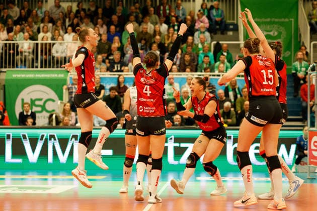 Volleyball I Women I Season 2025 2026 I Bundesliga I Playoff quarter-finals 2 I USC Münster Dresdner SC I 25 03 2026 Jette Kuipers 8, Dresdner SC Patricia Nestler 1, Dresdner SC Emma Grome 4, Dresdner SC Lorena Lorber Fijok 17, Dresdner SC Marta Kamelija Levinska 15, Dresdner SC Cheering strongly after winning points for Dresden Münster Sporthalle Berg Fidel North Rhine-Westphalia Germany Copyright: xLobeca CedricxSiefkerx