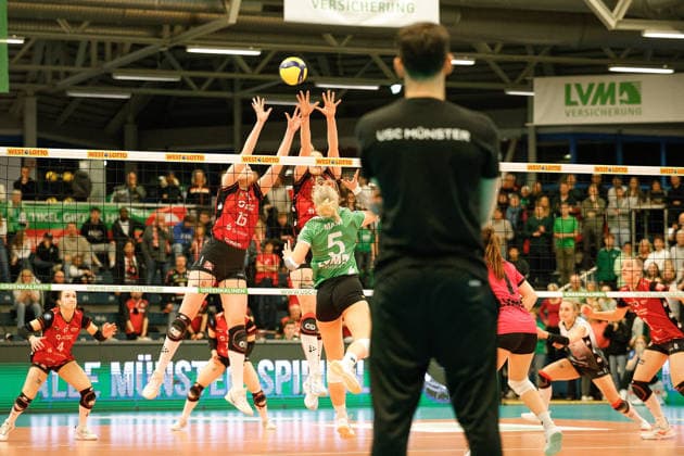 Volleyball I Women I Season 2025 2026 I Bundesliga I Playoff quarter-final 2 I USC Münster Dresdner SC I 25 03 2026 Marta Kamelija Levinska 15, Dresdner SC tries to block the ball Münster Sporthalle Berg Fidel North Rhine-Westphalia Germany Copyright: xLobeca CedricxSiefkerx