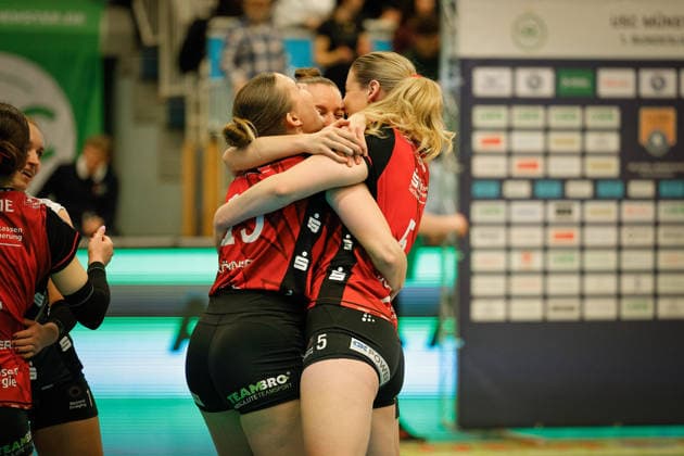 Volleyball I Women I Season 2025 2026 I Bundesliga I Playoff quarterfinals 2 I USC Münster Dresdner SC I 25 03 2026 Marta Kamelija Levinska 15, Dresdner SC Rosa Entius 5, Dresdner SC Jette Kuipers 8, Dresdner SC Cheering and hugging after winning the playoff quarterfinals Münster Sporthalle Berg Fidel North Rhine-Westphalia Germany Copyright: xLobeca CedricxSiefkerx
