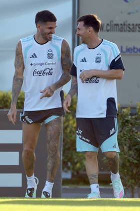 Argentina™s forward Lionel Messi R talks with midfielder Rodrigo De Paul during a training session in Ezeiza, Buenos Aires Province, on March 25, 2026, ahead of the FIFA World Cup 2026 friendlys football matches against Mauritania and Zambia EZEIZA ARGENTINA Copyright: xALEJANDROxPAGNIx