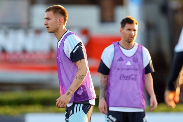 Argentina s forward Franco Mastantuono L looks on next his teammate forward Lionel Messi during a training session in Ezeiza, Buenos Aires Province, on March 25, 2026, ahead of the FIFA World Cup 2026 friendlys football matches against Mauritania and Zambia EZEIZA ARGENTINA Copyright: xALEJANDROxPAGNIx