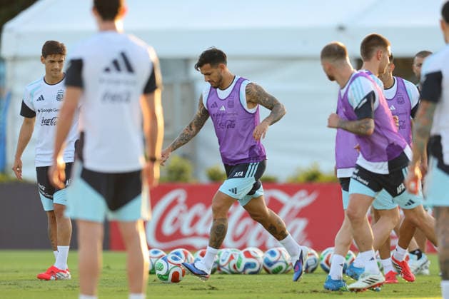 Argentina s midfielder Leandro Paredes C controls the ball next his teammate defender Nicolas Tagliafico L during a training session in Ezeiza, Buenos Aires Province, on March 25, 2026, ahead of the FIFA World Cup 2026 friendlys football matches against Mauritania and Zambia EZEIZA ARGENTINA Copyright: xALEJANDROxPAGNIx