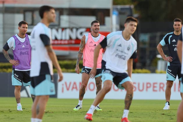 Argentina s forward Lionel Messi L , midfielder Rodrigo De Paul C and team coach Lionel Scaloni R gesture next teammates during a training session in Ezeiza, Buenos Aires Province, on March 25, 2026, ahead of the FIFA World Cup 2026 friendlys football matches against Mauritania and Zambia EZEIZA ARGENTINA Copyright: xALEJANDROxPAGNIx