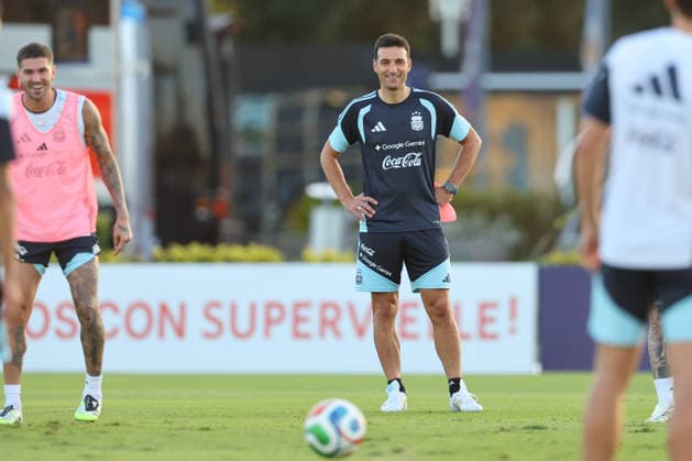 Argentina s team coach Lionel Scaloni C gestures next midfielder Rodrigo De Paul during a training session in Ezeiza, Buenos Aires Province, on March 25, 2026, ahead of the FIFA World Cup 2026 friendlys football matches against Mauritania and Zambia EZEIZA ARGENTINA Copyright: xALEJANDROxPAGNIx