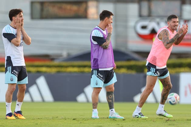 Argentina s midfielder Rodrigo De Paul R gestures next this teammates forward Lionel Messi C and defender Nicolas Tagliafico during a training session in Ezeiza, Buenos Aires Province, on March 25, 2026, ahead of the FIFA World Cup 2026 friendlys football matches against Mauritania and Zambia EZEIZA ARGENTINA Copyright: xALEJANDROxPAGNIx