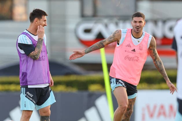 Argentina s midfielder Rodrigo De Paul R gestures next forward Lionel Messi during a training session in Ezeiza, Buenos Aires Province, on March 25, 2026, ahead of the FIFA World Cup 2026 friendly football matches against Mauritania and Zambia EZEIZA ARGENTINA Copyright: xALEJANDROxPAGNIx
