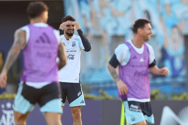 Argentina s forward Jose Lopez C gestures next his teammate Lionel Messi during a training session in Ezeiza, Buenos Aires Province, on March 25, 2026, ahead of the FIFA World Cup 2026 friendlys football matches against Mauritania and Zambia EZEIZA ARGENTINA Copyright: xALEJANDROxPAGNIx