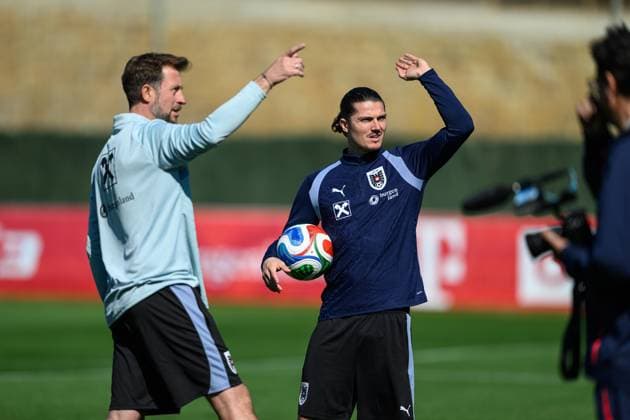 SOCCER - AUT vs GHA, test match MARBELLA,SPAIN,26.MAR.26 - SOCCER - OEFB international test match, Austria vs Ghana, preview, training Team AUT. Image shows Marcel Sabitzer and assistant coach Lars Kornetka (AUT).  GEPAxpictures xChristianxMoser