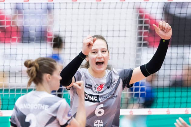 1 Volleyball Bundesliga Womens Playoffs Quarterfinals Schwarz Weiss Erfurt vs Allianz MTV Stuttgart Erfurt 25 03 2026 Lena Linke 6 Schwarz Weiss Erfurt and Elizabeth Sandbothe 2 Schwarz Weiss Erfurt left 1 Volleyball Bundesliga Womens Playoffs Quarterfinals Schwarz Weiss Erfurt vs Allianz MTV Stuttgart Riethsporthalle Erfurt 25 03 2026 Copyright: xBEAUTIFULxSPORTS Duehringx