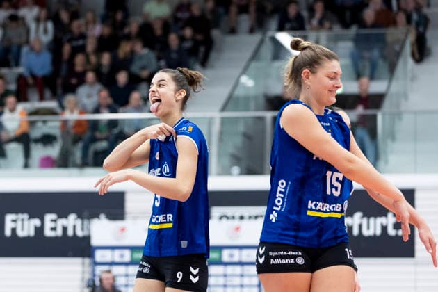 1 Volleyball Bundesliga Womens Playoffs Quarterfinals Schwarz Weiss Erfurt vs Allianz MTV Stuttgart Erfurt 25 03 2026 Anna Koulberg 9 Allianz MTV Stuttgart and Melani Shaffmaster 15 Allianz MTV Stuttgart right 1 Volleyball Bundesliga Womens Playoffs Quarterfinals Schwarz Weiss Erfurt vs Allianz MTV Stuttgart Riethsporthalle Erfurt 25 03 2026 Copyright: xBEAUTIFULxSPORTS Duehringx