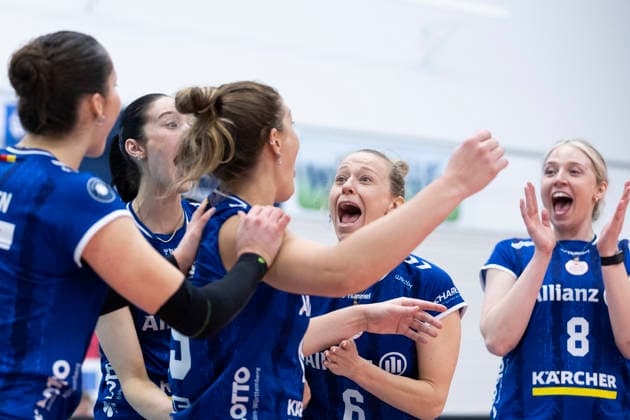 1 Volleyball Bundesliga Womens Playoffs Quarterfinals Schwarz Weiss Erfurt vs Allianz MTV Stuttgart Erfurt 25 03 2026 Cheering, from left Mikala Mogensen 16 Allianz MTV Stuttgart , Jasmine Gross 3 Allianz MTV Stuttgart , Melani Shaffmaster 15 Allianz MTV Stuttgart , Antonia Stautz 6 Allianz MTV Stuttgart and Eleanor Joyce Holthaus 8 Allianz MTV Stuttgart 1 Volleyball Bundesliga Womens Playoffs Quarterfinals Schwarz Weiss Erfurt vs Allianz MTV Stuttgart Riethsporthalle Erfurt 25 03 2026 Copyright: xBEAUTIFULxSPORTS Duehringx