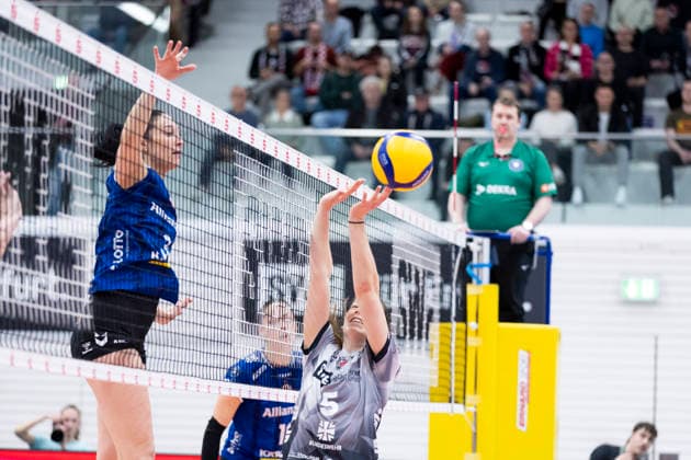 1 Volleyball Bundesliga Womens Playoffs Quarterfinals Schwarz Weiss Erfurt vs Allianz MTV Stuttgart Erfurt 25 03 2026 Jasmine Gross 3 Allianz MTV Stuttgart vs Emilie Respaut 5 Schwarz Weiss Erfurt 1 Volleyball Bundesliga Womens Playoffs Quarterfinals Schwarz Weiss Erfurt vs Allianz MTV Stuttgart Riethsporthalle Erfurt 25 03 2026 Copyright: xBEAUTIFULxSPORTS Duehringx
