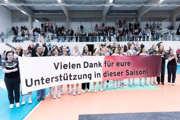 1 Volleyball Bundesliga Womens Playoffs Quarterfinals Schwarz Weiss Erfurt vs Allianz MTV Stuttgart Erfurt 25 03 2026 Thank you to the spectators Schwarz Weiss Erfurt 1 Volleyball Bundesliga Womens Playoffs Quarterfinals Schwarz Weiss Erfurt vs Allianz MTV Stuttgart Riethsporthalle Erfurt 25 03 2026 Copyright: xBEAUTIFULxSPORTS Duehringx
