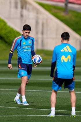 March 26, 2026, Las Rozas, Madrid, Spain: Pau Cubarsi during the training session of Spain Team ahead of the International Friendly, Länderspiel, Nationalmannschaft match against Serbia at Ciudad del Futbol on March 26, 2026, in Las Rozas, Madrid, Spain. Las Rozas Spain - ZUMAa181 20260326_zaa_a181_010 Copyright: xDennisxAgyemanx