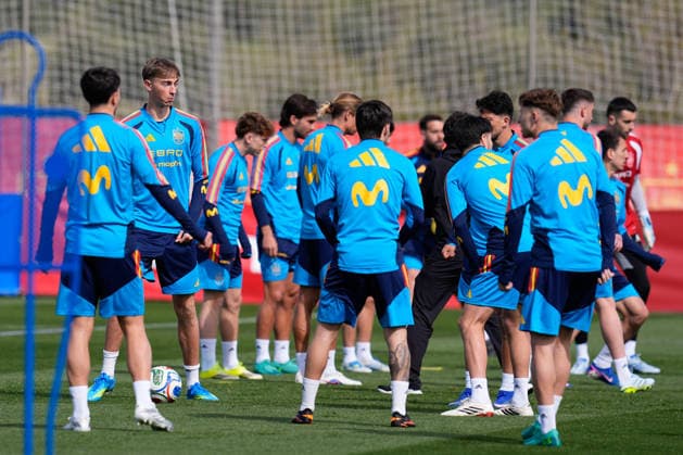 March 26, 2026, Las Rozas, Madrid, Spain: Dean Huijsen during the training session of Spain Team ahead of the International Friendly, Länderspiel, Nationalmannschaft match against Serbia at Ciudad del Futbol on March 26, 2026, in Las Rozas, Madrid, Spain. Las Rozas Spain - ZUMAa181 20260326_zaa_a181_013 Copyright: xDennisxAgyemanx