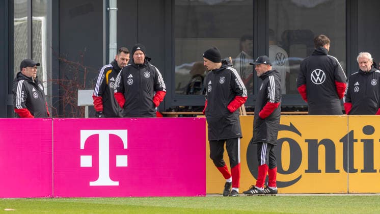 Report 26 03 2026 Final training session of the German mens national team in Herzogenaurach before the match against Switzerland The DFB coaching staff around Julian Nagelsmann third, left and Rudi Völler right Herzogenaurach Bavaria Germany