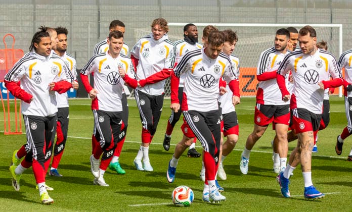 Report 26 03 2026 Final training session of the German mens national team in Herzogenaurach before the match against Switzerland The team warming up Herzogenaurach Bavaria Germany