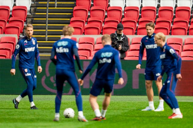 Training with the Norwegian men s national football team Amsterdam , Netherlands 20260326 A cameraman films during a training session with the Norwegian men s national football team at Johan Cruijff ArenA Photo Fredrik Varfjell NTB Amsterdam Netherlands EDITORIAL USE ONLY RESTRICTED USE FOR BETTING COMPANIES  Copyright: xFredrikxVarfjellx xNTBx