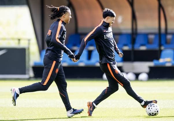 ZEIST - Nathan Ake and Tijjani Reijnders during a training session of the Dutch national team, Nationalteam in the week leading up to a friendly match against Norway. ROBIN VAN LONKHUIJSEN ANP xVIxANPxSportx xxANPxIVx 554394390 originalFilename: 554394390.jpg