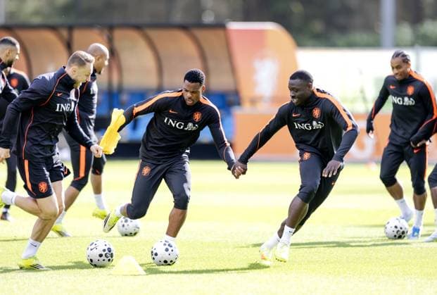 ZEIST - Denzel Dumfries and Brian Brobbey during a training session of the Dutch national team, Nationalteam in the week leading up to a friendly match against Norway. ROBIN VAN LONKHUIJSEN ANP xVIxANPxSportx xxANPxIVx 554394401 originalFilename: 554394401.jpg