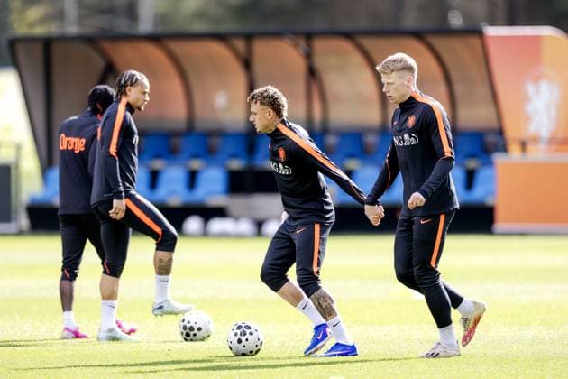 ZEIST - Xavi Simons, Noa Lang and Jerdy Schouten during a training session of the Dutch national team, Nationalteam in the week leading up to a friendly match against Norway. ROBIN VAN LONKHUIJSEN ANP xVIxANPxSportx xxANPxIVx 554394555 originalFilename: 554394555.jpg