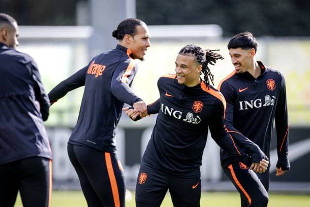 ZEIST - Virgil van Dijk, Nathan Ake and Tijjani Reijnders during a training session of the Dutch national team, Nationalteam in the week leading up to a friendly match against Norway. ROBIN VAN LONKHUIJSEN ANP xVIxANPxSportx xxANPxIVx 554394658 originalFilename: 554394658.jpg