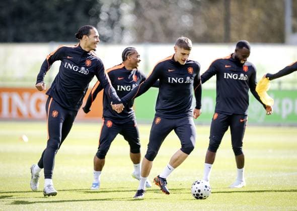 ZEIST - Virgil van Dijk, Quintin Timber, Micky van de Ven and Lutsharel Geertruida during a training session of the Dutch national team, Nationalteam in the week leading up to a friendly match against Norway. ROBIN VAN LONKHUIJSEN ANP xVIxANPxSportx xxANPxIVx 554394742 originalFilename: 554394742.jpg