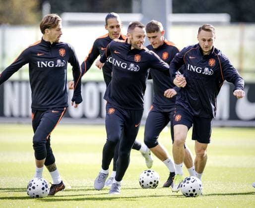 ZEIST - Luciano Valente, Stefan de Vrij and Teun Koopmeiners during a training session of the Dutch national team, Nationalteam in the week leading up to a friendly match against Norway. ROBIN VAN LONKHUIJSEN ANP xVIxANPxSportx xxANPxIVx 554395363 originalFilename: 554395363.jpg