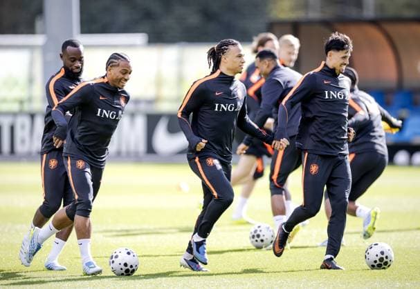 ZEIST - Lutsharel Geertruida, Quintin Timber, Nathan Ake and Tijjani Reijnders during a training session of the Dutch national team, Nationalteam in the week leading up to a friendly match against Norway. ROBIN VAN LONKHUIJSEN ANP xVIxANPxSportx xxANPxIVx 554395485 originalFilename: 554395485.jpg
