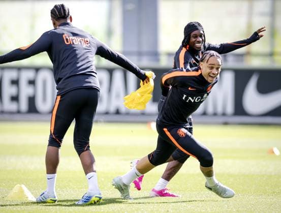 ZEIST - Jeremie Frimpong and Xavi Simons during a training session of the Dutch national team, Nationalteam in the week leading up to a friendly match against Norway. ROBIN VAN LONKHUIJSEN ANP xVIxANPxSportx xxANPxIVx 554395537 originalFilename: 554395537.jpg
