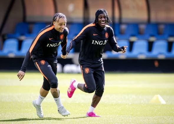 ZEIST - Xavi Simons and Jeremie Frimpong during a training session of the Dutch national team, Nationalteam in the week leading up to a friendly match against Norway. ROBIN VAN LONKHUIJSEN ANP xVIxANPxSportx xxANPxIVx 554395560 originalFilename: 554395560.jpg
