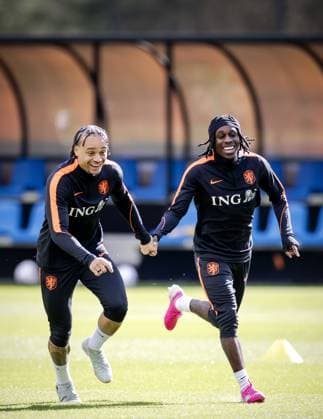 ZEIST - Xavi Simons and Jeremie Frimpong during a training session of the Dutch national team, Nationalteam in the week leading up to a friendly match against Norway. ROBIN VAN LONKHUIJSEN ANP xVIxANPxSportx xxANPxIVx 554395576 originalFilename: 554395576.jpg