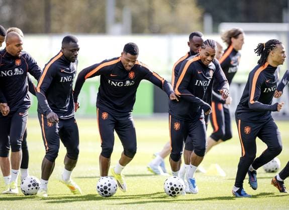 ZEIST - Donyell Malen, Brian Brobbey, Denzel Dumfries, Quintin Timber, Nathan Ake during a training session of the Dutch national team, Nationalteam in the week leading up to a friendly match against Norway. ROBIN VAN LONKHUIJSEN ANP xVIxANPxSportx xxANPxIVx 554396052 originalFilename: 554396052.jpg