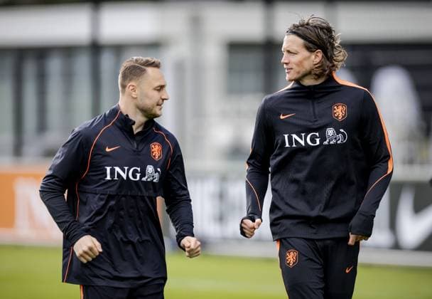 ZEIST - Teun Koopmeiners and Wout Weghorst during a training session of the Dutch national team, Nationalteam in the week leading up to a friendly match against Norway. ROBIN VAN LONKHUIJSEN ANP xVIxANPxSportx xxANPxIVx 554396473 originalFilename: 554396473.jpg