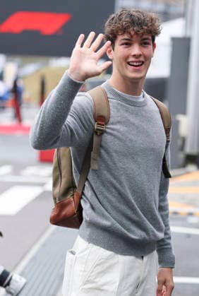 March 26, 2026, Suzuka, Mie, Japan: OLIVER BEARMAN of Haas F1 Team waves to staff in the paddock ahead of the Formula 1 Japanese Grand Prix at Suzuka Circuit. Suzuka Japan - ZUMAh201 20260326_zsp_h201_001 Copyright: xYichinxHoux