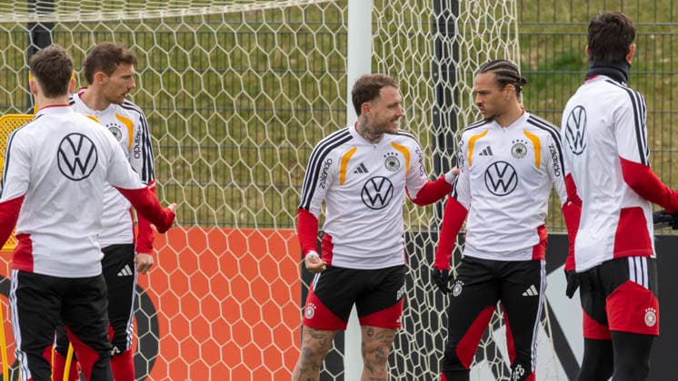 Report 26 03 2026 Final training session of the German mens national team in Herzogenaurach before the match against Switzerland Talks between David Raum and Leroy Sane Herzogenaurach Bayern Germany