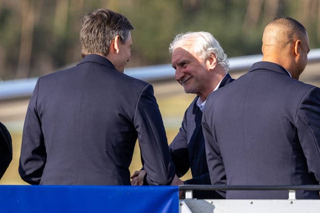 Departure of the DFB mens national soccer team for the international match in Basel, Nuremberg, 26 03 2026 Rudi Völler, sports director of the DFB, greets members of the Lufthansa crew at Nuremberg Airport before the departure of the German mens national soccer team to Basel Nuremberg Bavaria Germany 20260326-1V9A4972-M4000