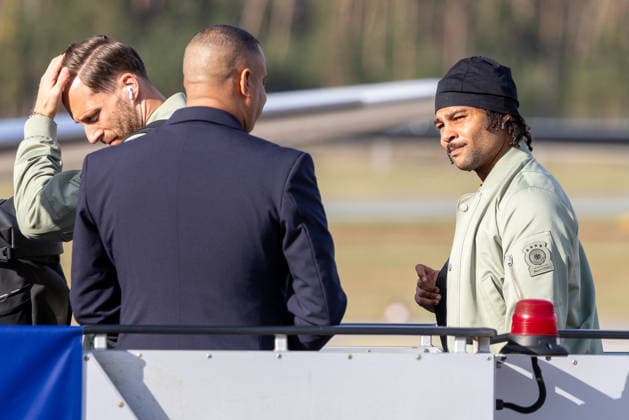 Departure of the DFB mens national soccer team for the international match in Basel, Nuremberg, 26 03 2026 Oliver Baumann and Serge Gnabry greet members of the Lufthansa crew at Nuremberg Airport before boarding the plane and before the departure of the German mens national soccer team to Basel Nuremberg Bavaria Germany 20260326-1V9A4985-M4000
