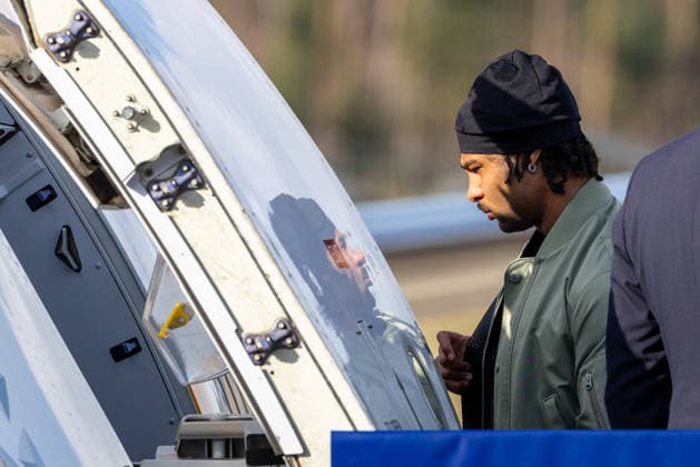 Departure of the DFB mens national soccer team for the international match in Basel, Nuremberg, 26 03 2026 Serge Gnabry before boarding the Lufthansa charter plane of the German mens national soccer team at Nuremberg Airport before departure to Basel Nuremberg Bavaria Germany 20260326-1V9A4992-M4000
