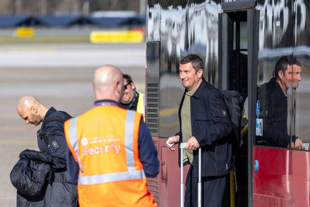 Departure of the DFB mens national soccer team for the international match in Basel, Nuremberg, 26 03 2026 Andreas Kronenberg, goalkeeping coach of the German mens national soccer team, gets off the bus at Nuremberg Airport Left in the picture is athletics coach Krunoslav Banovicic before the onward journey to the Lufthansa charter flight to Basel Nuremberg Bavaria Germany 20260326-1V9A4898-M4000