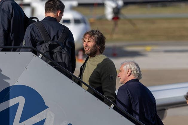Departure of the DFB mens national soccer team for the international match in Basel, Nuremberg, 26 03 2026 Stefan Wessels, goalkeeping coach of the German mens national soccer team, and Rudi Völler, sports director of the DFB, walk up the stairs at Nuremberg Airport to the Lufthansa charter flight to Basel Nuremberg Bavaria Germany 20260326-1V9A4961-M4000