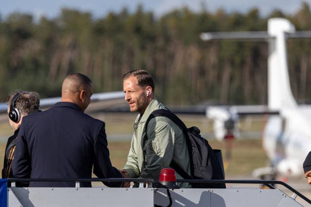 Departure of the DFB mens national soccer team for the international match in Basel, Nuremberg, 26 03 2026 Oliver Baumann, goalkeeper of the German mens national soccer team, greets members of the Lufthansa crew at Nuremberg Airport before departure to Basel Nuremberg Bavaria Germany 20260326-1V9A4979-M4000