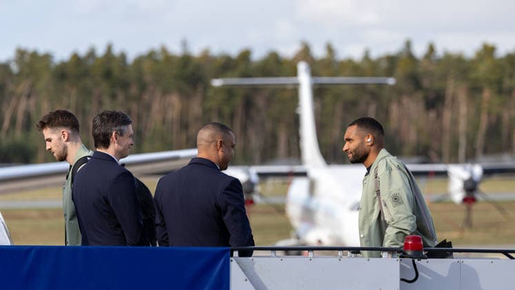 Departure of the DFB mens national soccer team for the international match in Basel, Nuremberg, 26 03 2026 Jonathan Tah greets members of the Lufthansa crew at Nuremberg Airport before boarding the Lufthansa charter plane of the German mens national soccer team to Basel Nuremberg Bavaria Germany 20260326-1V9A5032-M4000