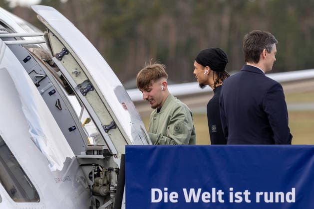 Departure of the DFB mens national soccer team for the international match in Basel, Nuremberg, 26 03 2026 Lennart Karl and Leroy SanÃ from the German mens national soccer team at Nuremberg Airport before boarding the Lufthansa charter plane to Basel Nuremberg Bavaria Germany 20260326-1V9A5178-M4000