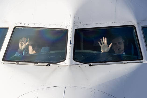 Departure of the DFB mens national soccer team for the international match in Basel, Nuremberg, 26 03 2026 The pilots of the Lufthansa Airbus A319 charter plane say goodbye in the cockpit window at Nuremberg Airport shortly before take-off for Basel Nuremberg Bavaria Germany 20260326-1V9A5240-M4000