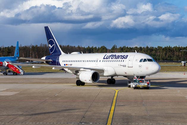 Departure of the DFB mens national soccer team for the international match in Basel, Nuremberg, 26 03 2026 Lufthansa Airbus A319 100 on the apron of Nuremberg Airport during the pushback before the departure of the German mens national soccer team to Basel Nuremberg Bavaria Germany 20260326-1V9A5253-M4000