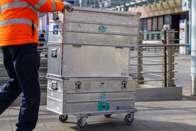 Departure of the DFB mens national soccer team for the international match in Basel, Nuremberg, 26 03 2026 Luggage of the German mens national soccer team is transported in large transport boxes at Nuremberg Airport to the Lufthansa charter flight to Basel Nuremberg Bavaria Germany 20260326-286A1733-M4000